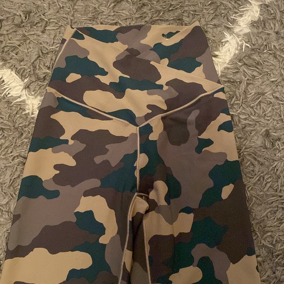 Never worn. Aerie offline cameo leggings. Size XS - Picture 3 of 4